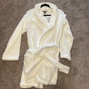 Victoria’s Secret robe. White. Fluffy. Super soft. Medium\large. Worn only once